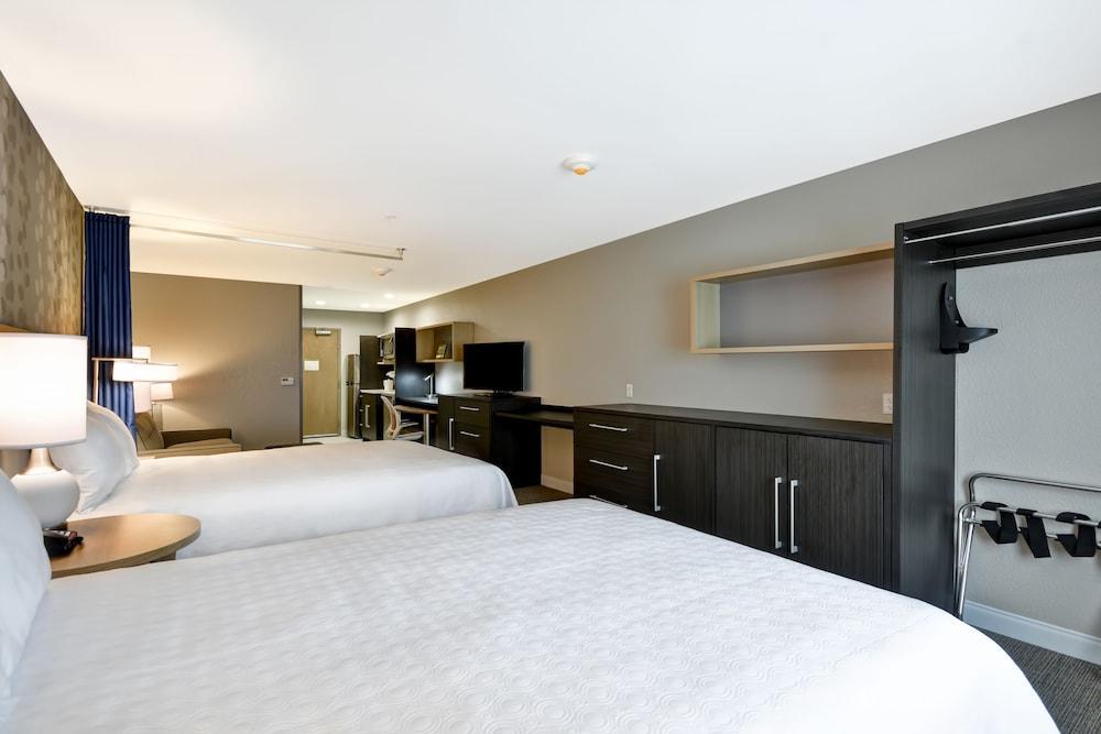 2 By Hilton Hotel